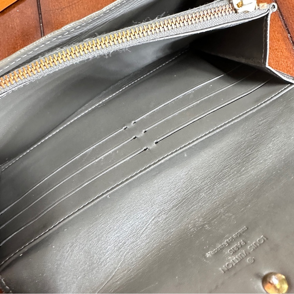 AUTHENTIC Louis Vuitton wallet. Green. - Picture 8 of 16